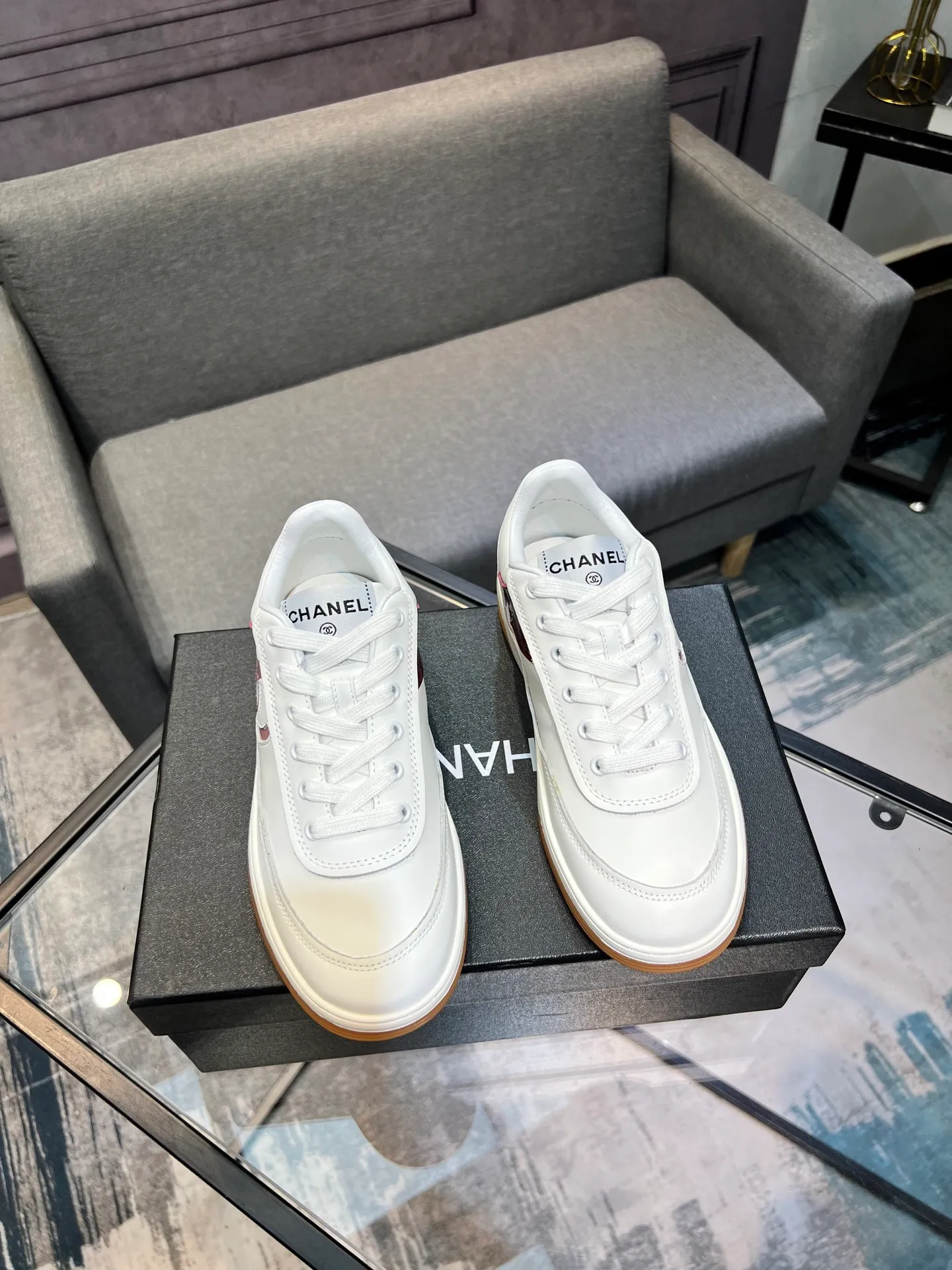 Men's men's shoes 💰620 Exclusive real shot (top version) CHANEL Chanel's new panda sneakers Panda shoes Chanel 2025ss color matching thick-soled casual sports shoes sneakers Counter synchronization The counter is very popular Very difficult to buy a shoe The most popular thick-soled panda shoes on the Internet It is obvious that Xiaoxiang control cannot miss it Simple and versatile white shoes that have both good looks and comfort Thick sole increases height, is super versatile and can be worn with eyes closed😍 Whoever wears it will look better. Upper: calfskin. Lining: imported sheepskin lining. Outsole: TPU original outsole. Size: 35-44 (41 for women, 40 for men, custom made).
